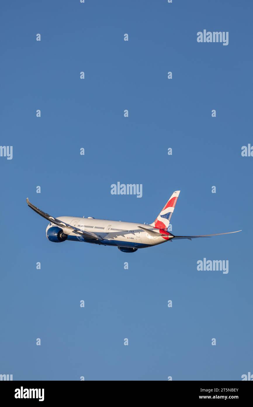 British Airways Boeing 787-9 Dreamliner, immatriculé G-ZBKN, dépaète l'aéroport de Londres Heathrow par un après-midi ensoleillé en fin d'automne dans un soleil doré Banque D'Images