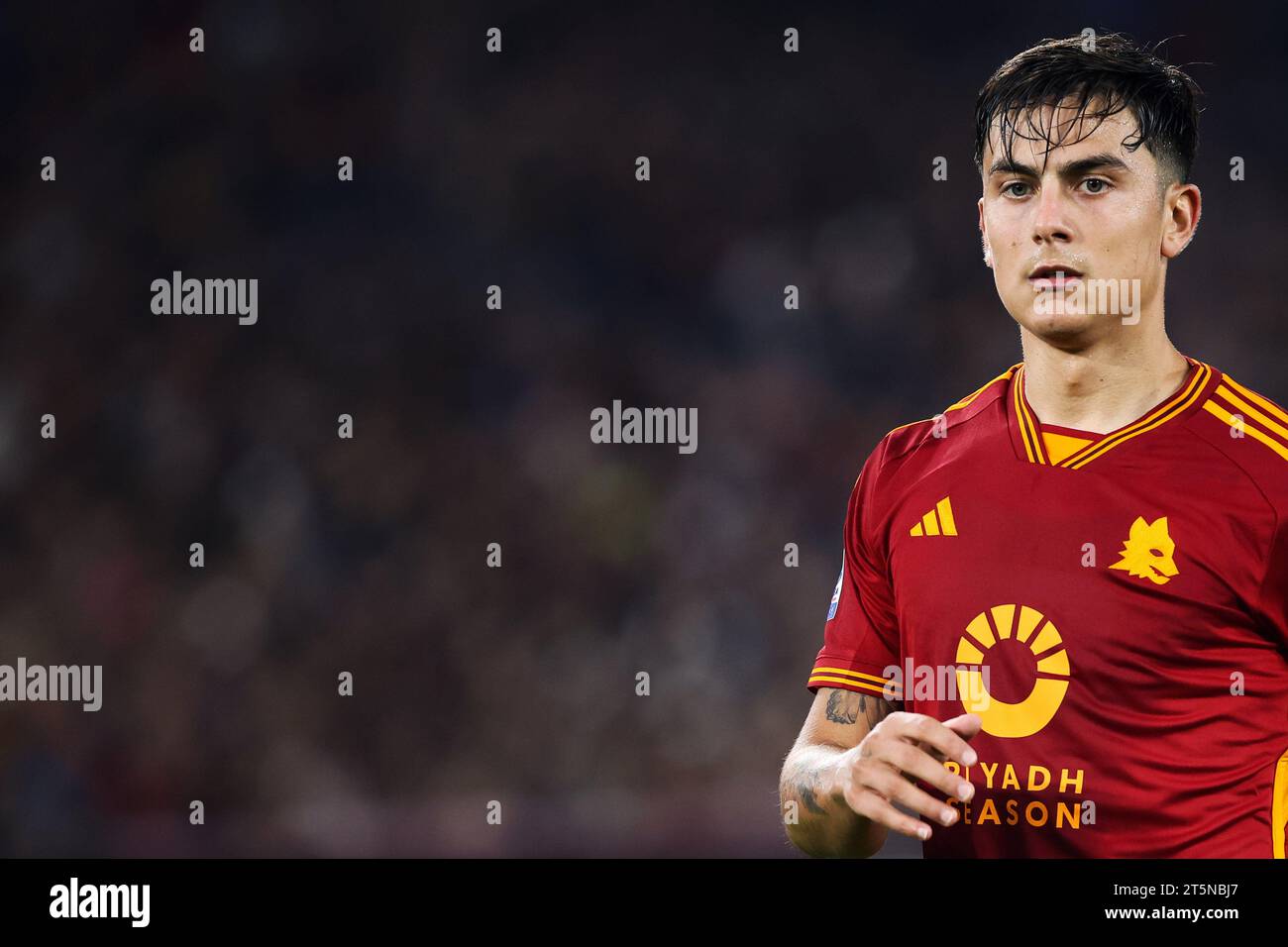 Rome, Italie. 05 novembre 2023. Paulo Dybala de Roma se penche sur le match de football de Serie A entre L'AS Roma et l'US Lecce le 5 novembre 2023 au Stadio Olimpico à Rome, Italie - photo Federico Proietti/DPPI crédit : DPPI Media/Alamy Live News Banque D'Images