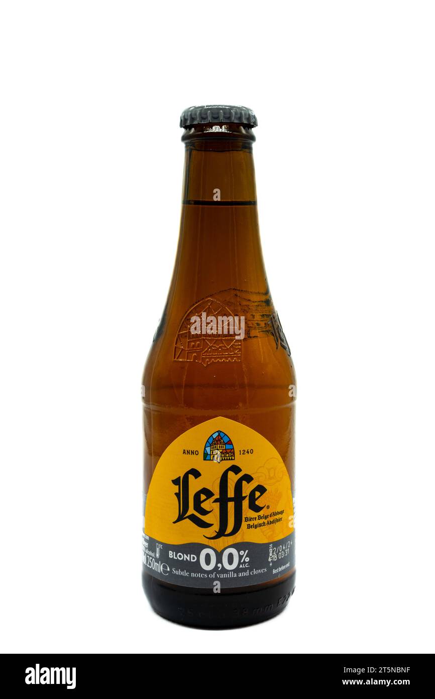 Irvine, Écosse, Royaume-Uni-21 juillet 2023 : bouteilles de bière Leffe sans alcool portant la marque zéro pour cent dans des bouteilles en verre recyclables et affichant un graphique Banque D'Images
