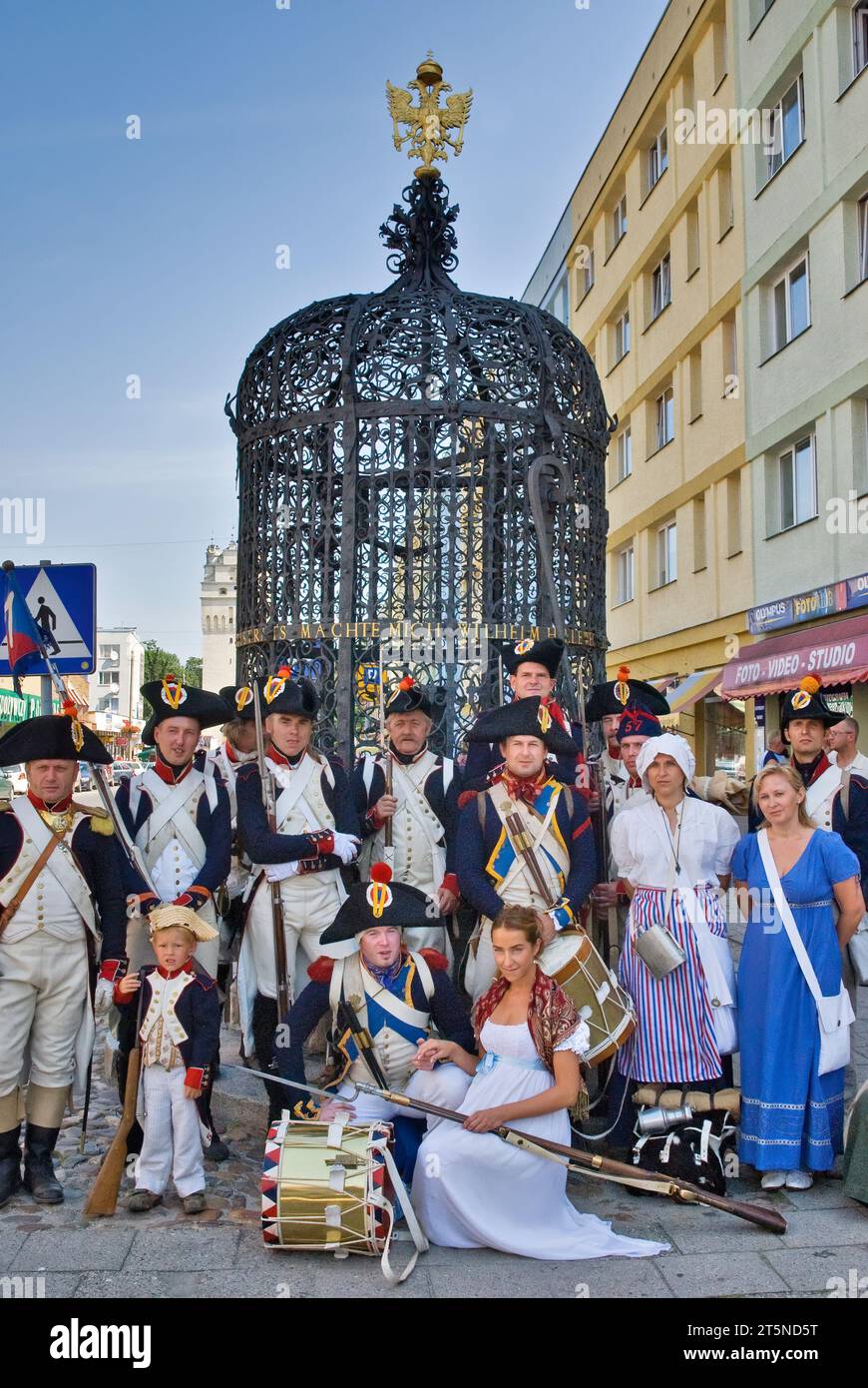 Des repreneurs en uniformes historiques au puits historique avant la reconstitution du siège de Neisse pendant la guerre napoléonienne avec la Prusse en 1807, à Nysa, en Pologne Banque D'Images