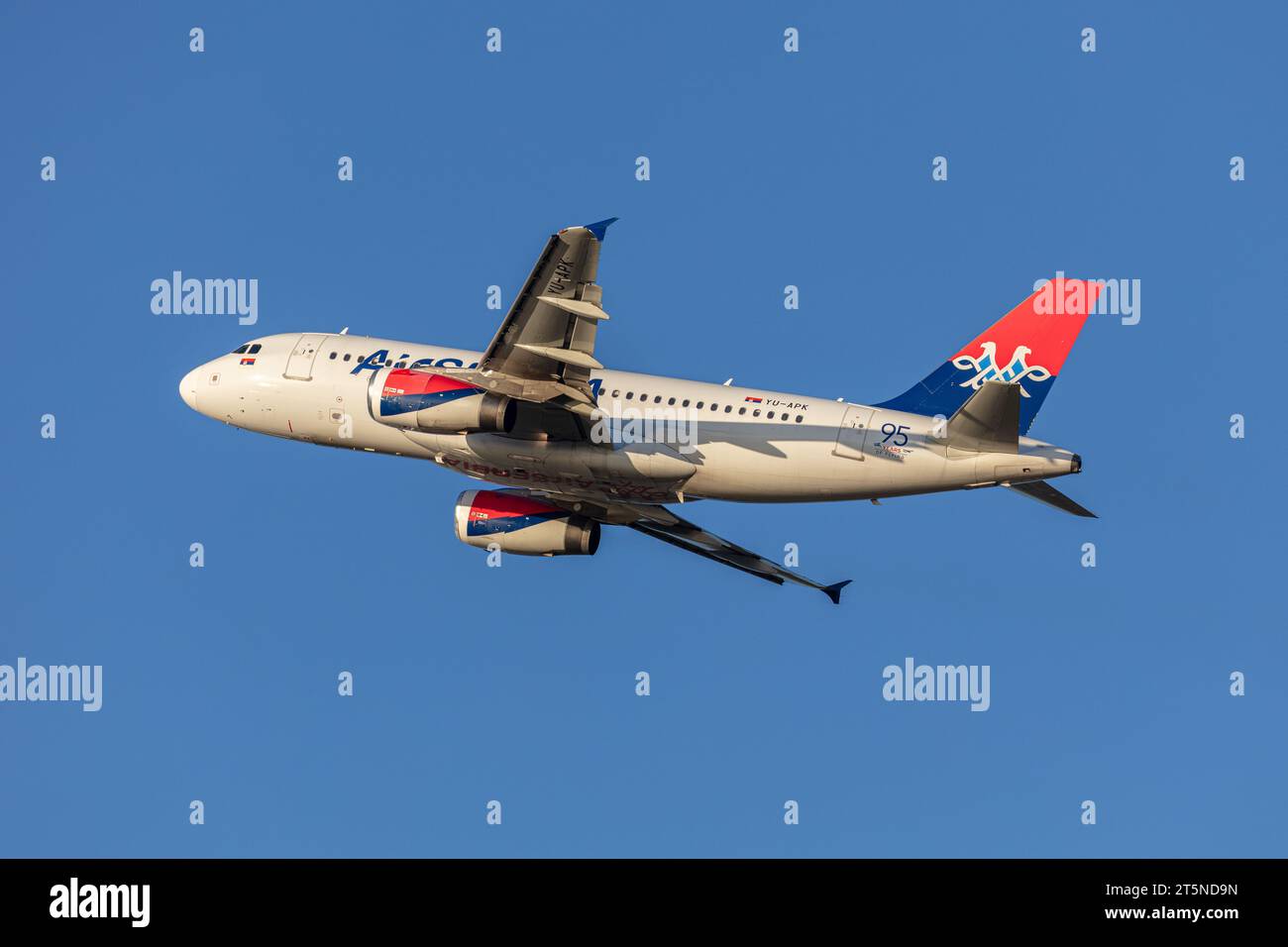 Un Airbus A319-132 d'AirSerbia, immatriculé YU-APK, au départ de Londres Heathrow par une belle soirée ensoleillée à l'heure dorée Banque D'Images