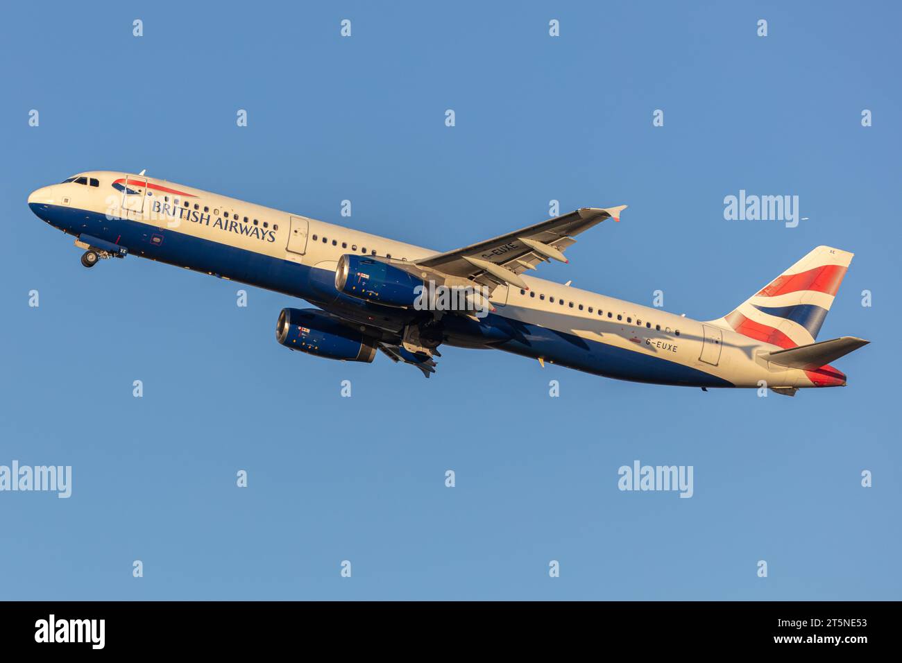 British Airways Airbus A321-231, immatriculé G-EUXE en train de quitter l'aéroport de Londres Heathrow à l'heure d'or par une soirée ensoleillée d'automne Banque D'Images