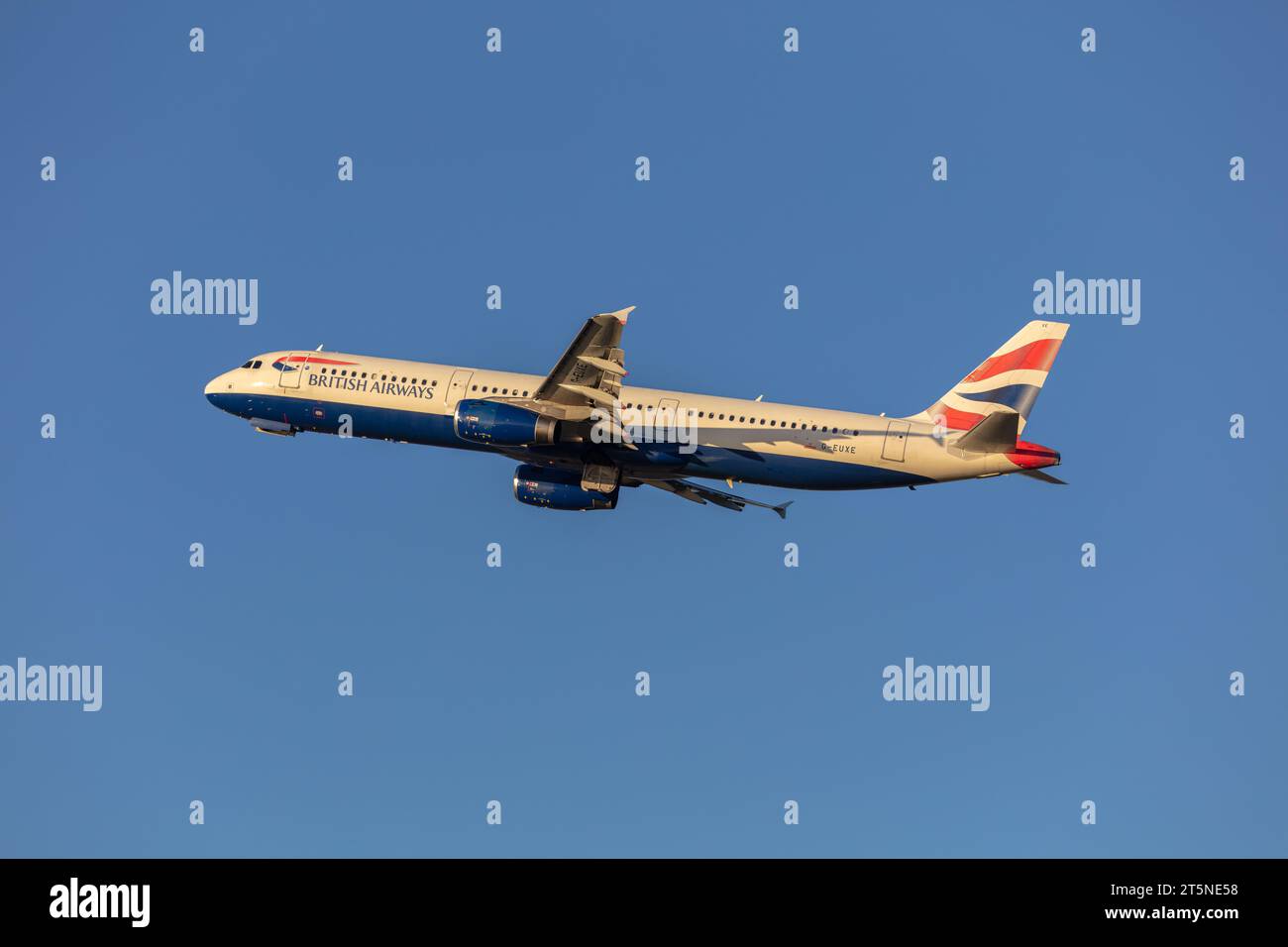 British Airways Airbus A321-231, immatriculé G-EUXE en train de quitter l'aéroport de Londres Heathrow à l'heure d'or par une soirée ensoleillée d'automne Banque D'Images