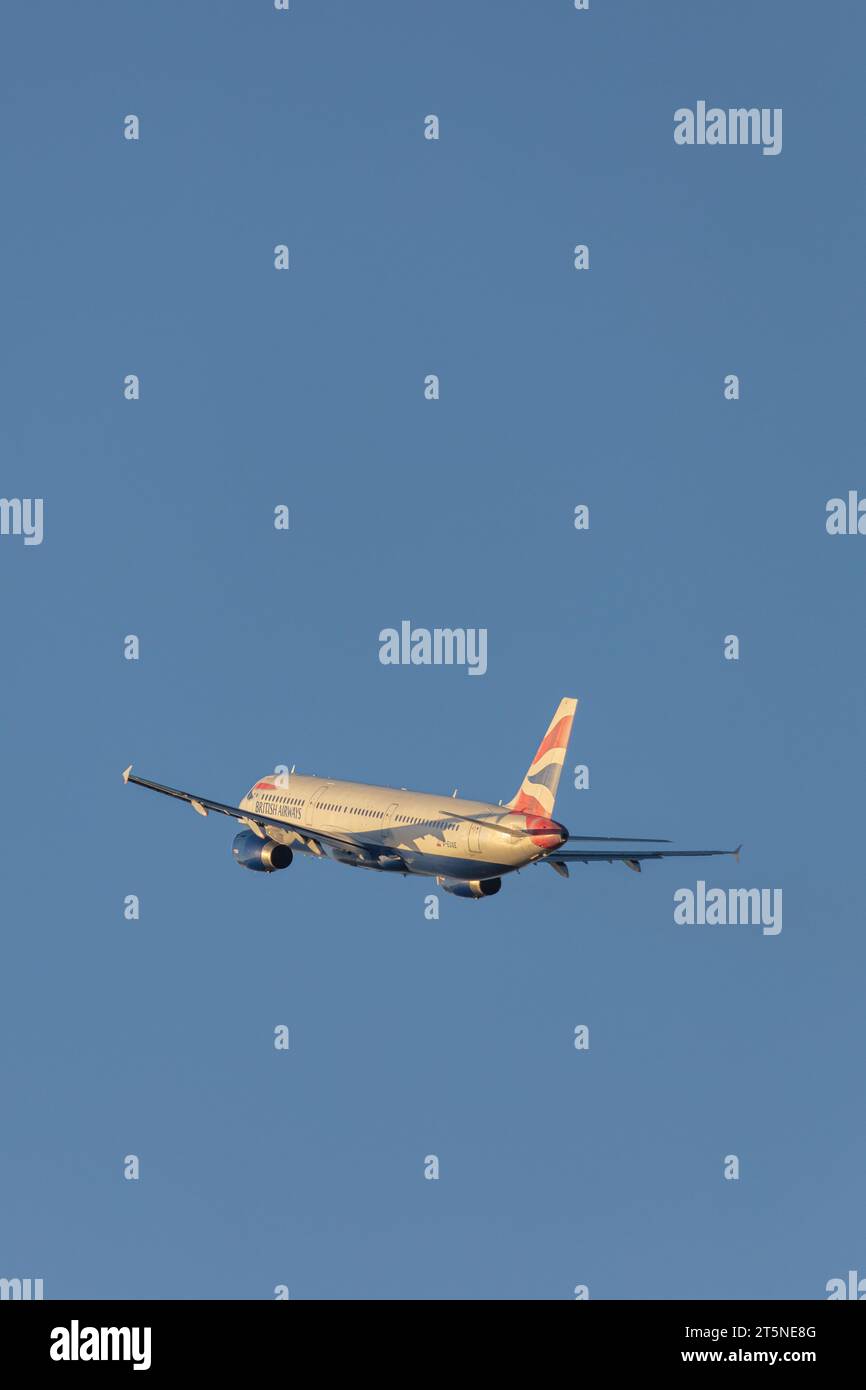 British Airways Airbus A321-231, immatriculé G-EUXE en train de quitter l'aéroport de Londres Heathrow à l'heure d'or par une soirée ensoleillée d'automne Banque D'Images