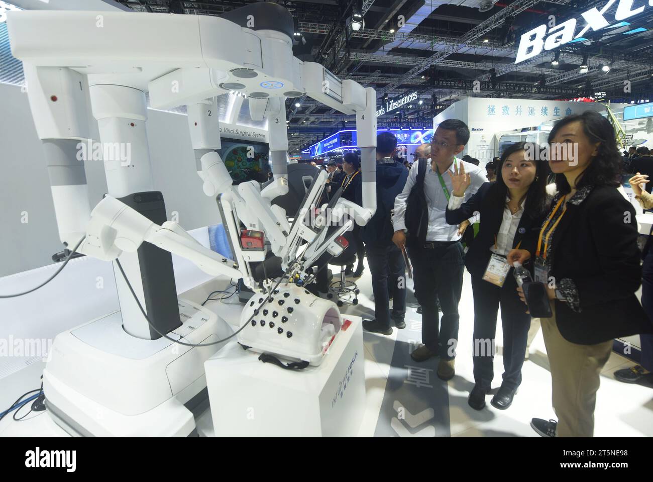 SHANGHAI, CHINE - 6 NOVEMBRE 2023 - les visiteurs regardent un robot chirurgical Da Vinci au 6e CIIE à Shanghai, Chine, le 6 novembre 2023. Banque D'Images