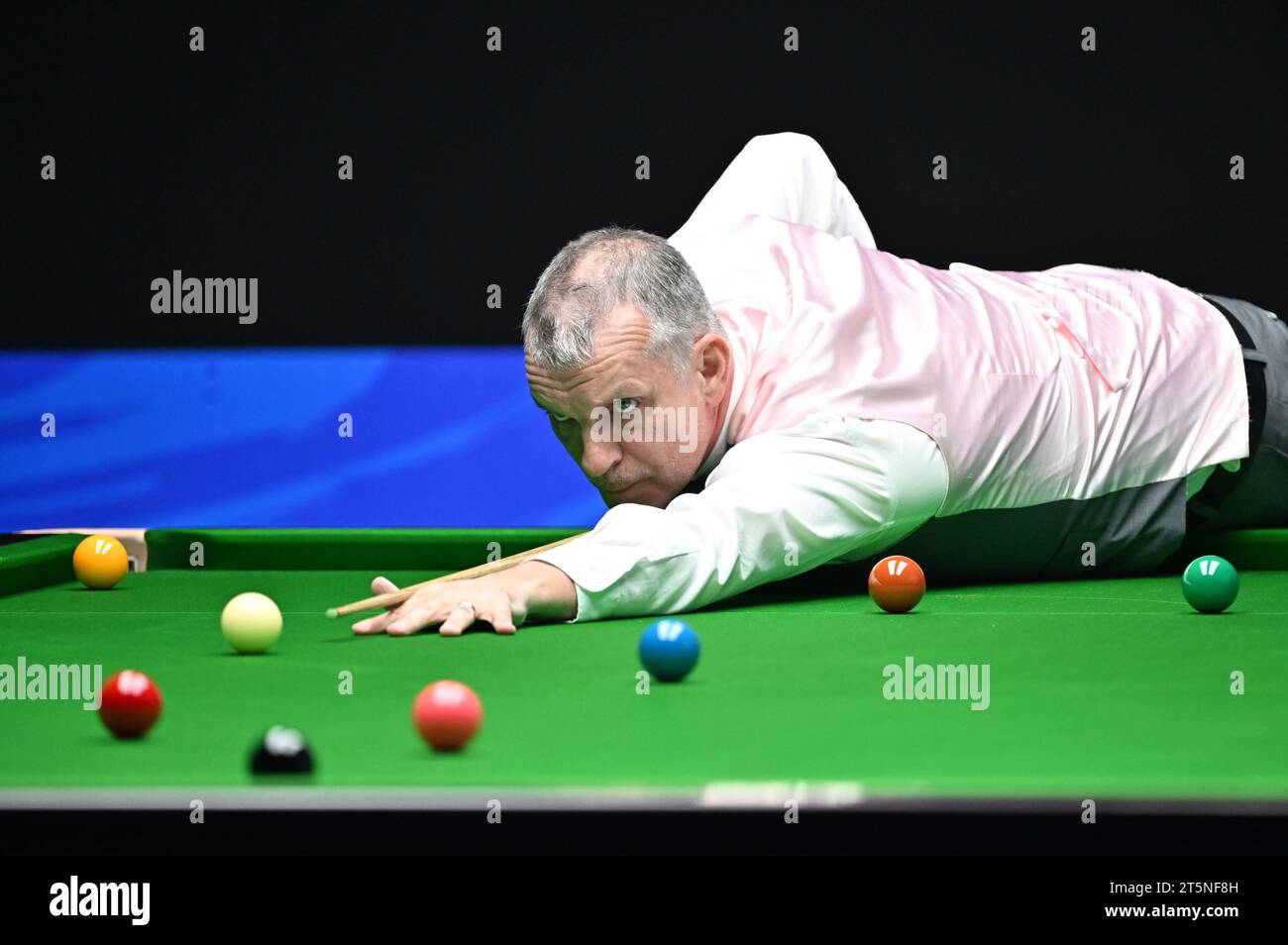 Tianjin. 6 novembre 2023. Mark Davis participe au match entre Luca Brecel, de Belgique, et Mark Davis, d'Angleterre, au Championnat international de snooker 2023 dans la municipalité de Tianjin, dans le nord de la Chine, le 6 novembre 2023. Crédit : Li Ran/Xinhua/Alamy Live News Banque D'Images