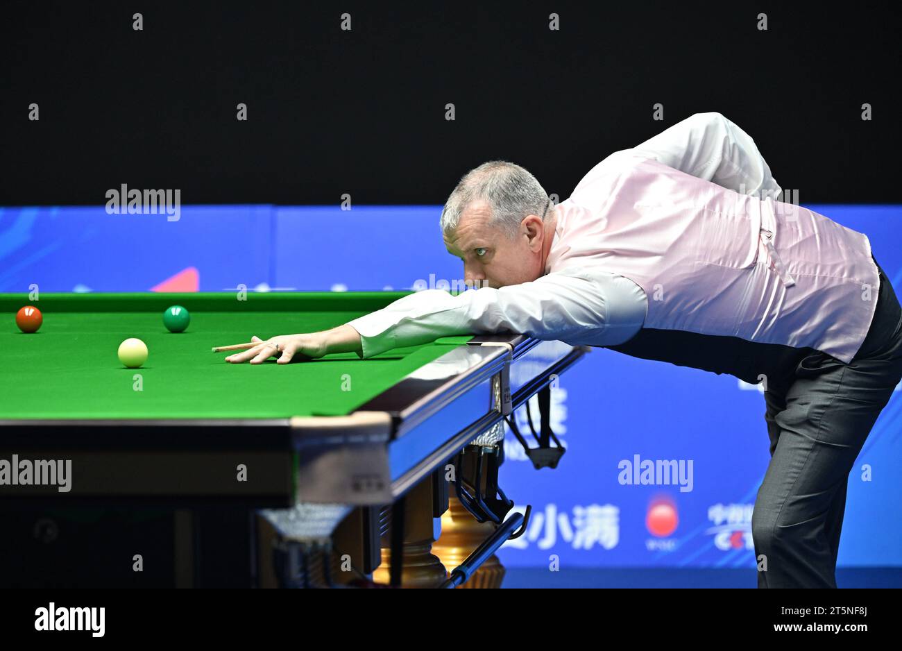Tianjin. 6 novembre 2023. Mark Davis participe au match entre Luca Brecel, de Belgique, et Mark Davis, d'Angleterre, au Championnat international de snooker 2023 dans la municipalité de Tianjin, dans le nord de la Chine, le 6 novembre 2023. Crédit : Li Ran/Xinhua/Alamy Live News Banque D'Images