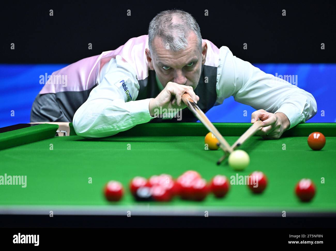 Tianjin. 6 novembre 2023. Mark Davis participe au match entre Luca Brecel, de Belgique, et Mark Davis, d'Angleterre, au Championnat international de snooker 2023 dans la municipalité de Tianjin, dans le nord de la Chine, le 6 novembre 2023. Crédit : Li Ran/Xinhua/Alamy Live News Banque D'Images