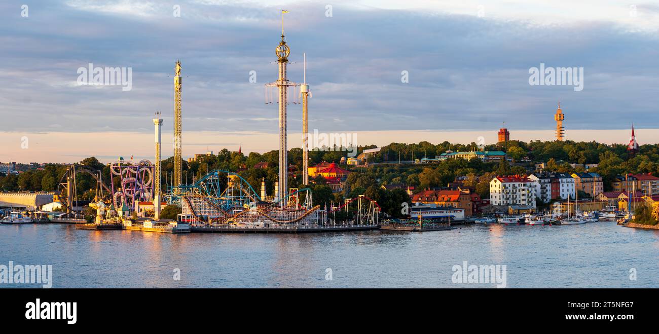 Vue aérienne du soir du parc d'attractions Grona Lund à Stockholm, en été, avec un concert ayant lieu, couleurs vives au coucher du soleil, ciel nuageux. Banque D'Images