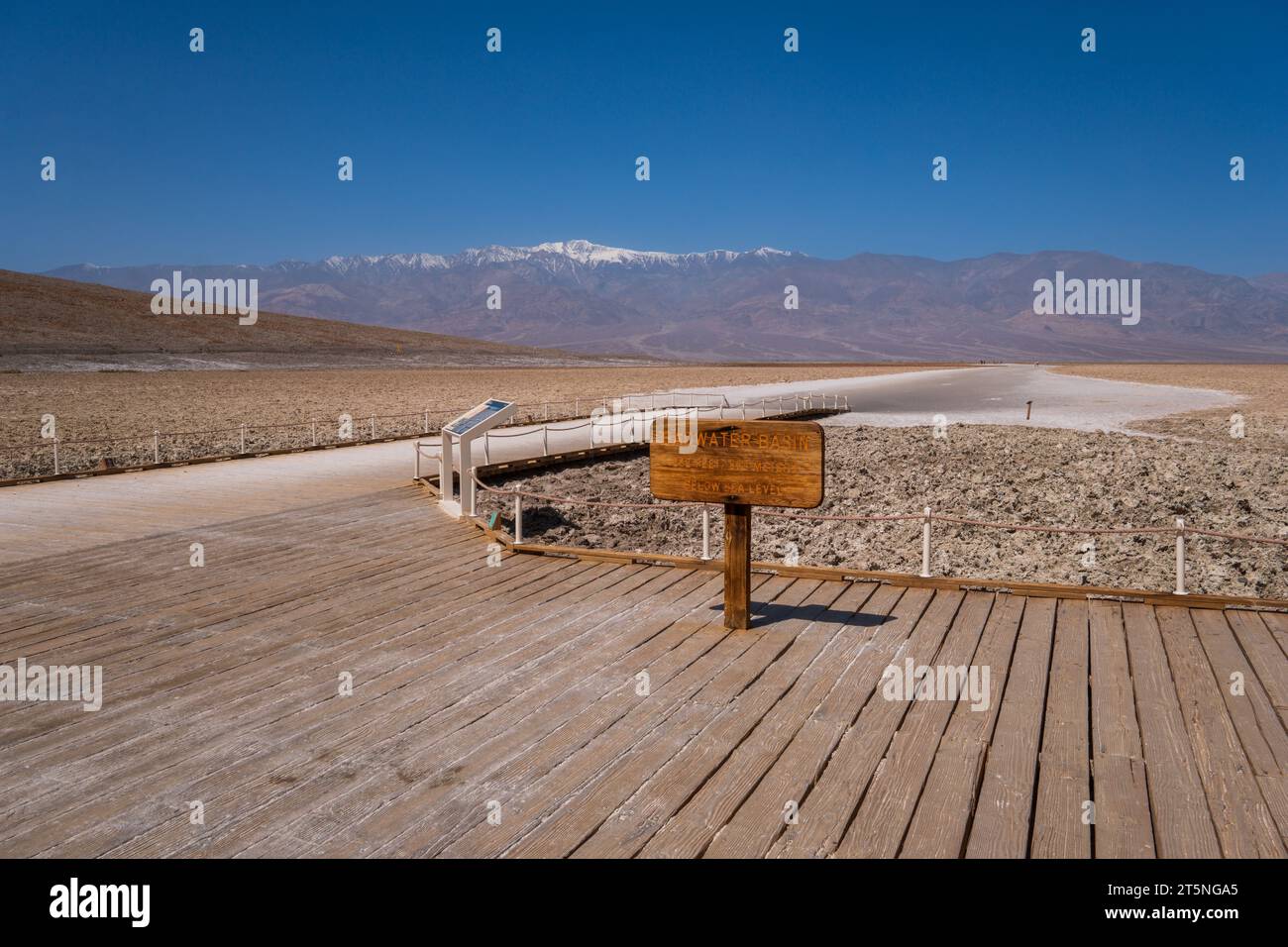 Bassin Badwater, Vallée de la mort, États-Unis. Le panneau de signalisation du bassin Badwater au point le plus bas des USA. Banque D'Images