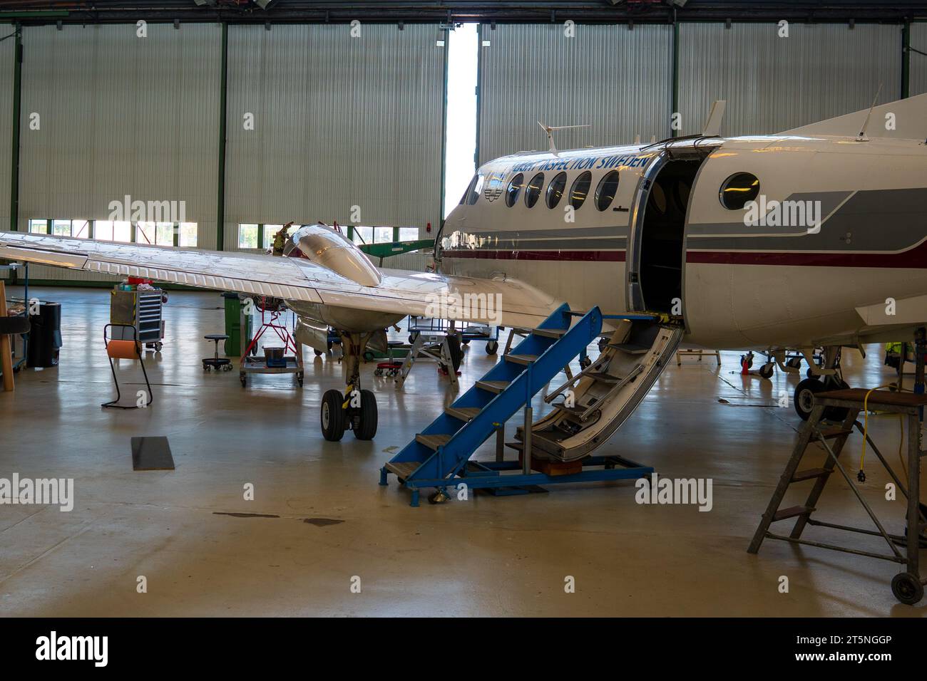 Installation de maintenance pour un petit avion turbopropulsé, jet privé, intérieur, travaux en cours. Jet d'affaires, aviation générale Banque D'Images