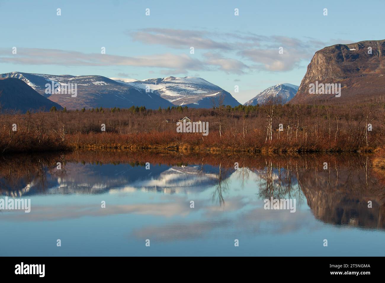 Montagnes près de Kebnekaise, Suède, en octobre, ciel dégagé, sommet enneigé, réflexion sur le lac Banque D'Images