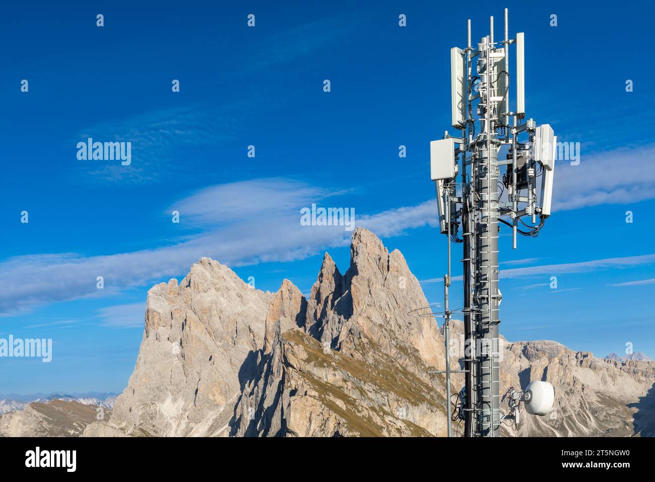 Tour cellulaire devant les sommets montagneux du Tyrol du Sud Banque D'Images