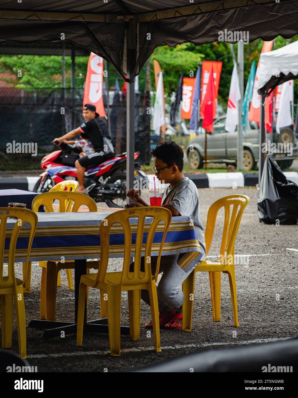 Pahang, Malaisie - le 24 septembre 2022 personnes mangent dans un étal du parc national de Kuala Tahan. Banque D'Images