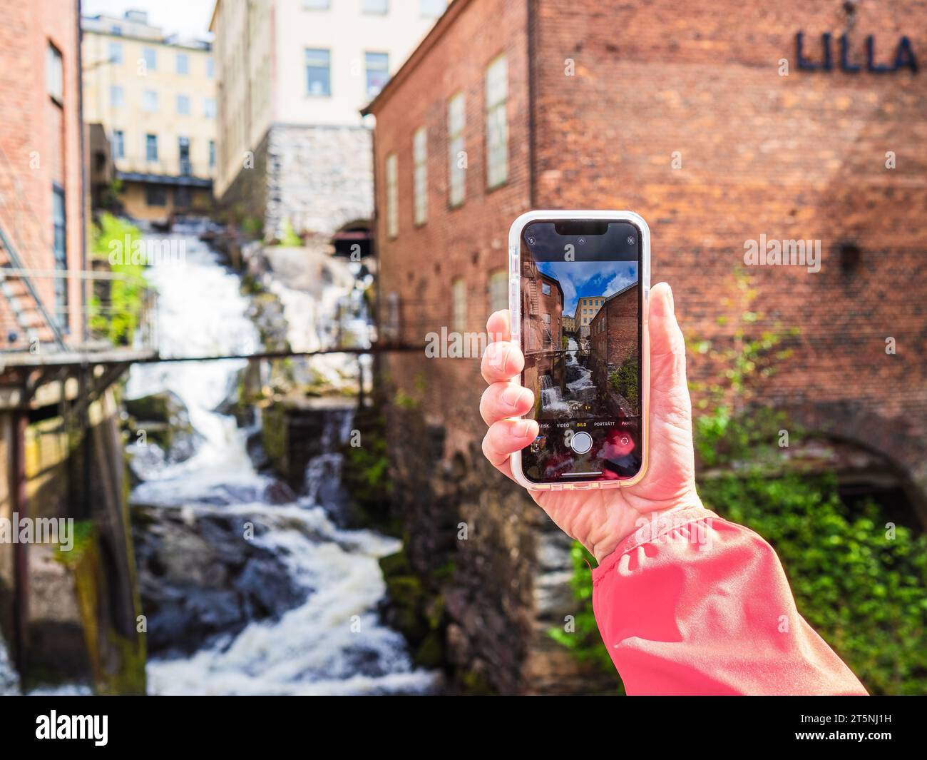 Personne capturant le bâtiment historique suédois avec smartphone au printemps. Banque D'Images