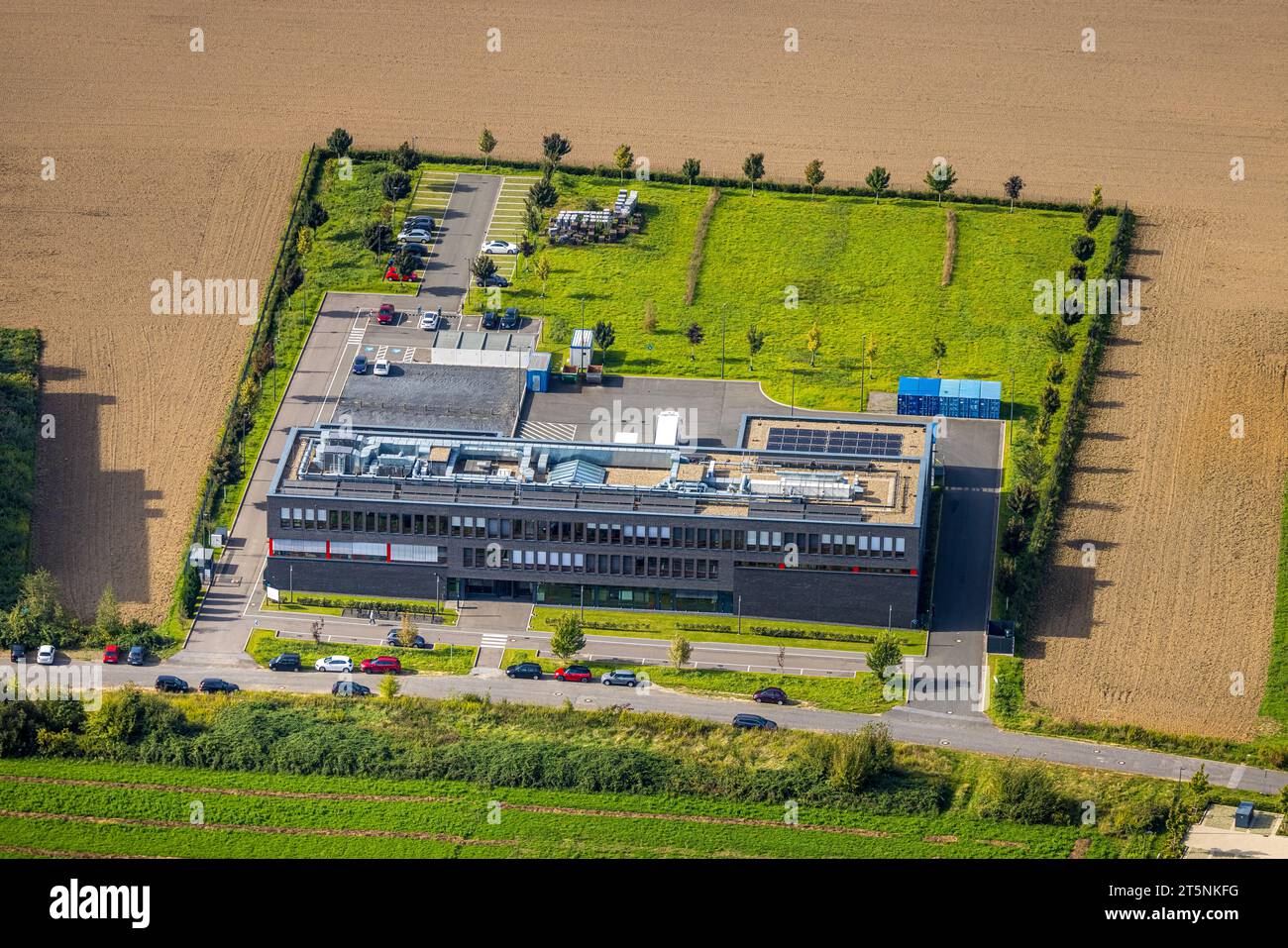 Vue aérienne, Dr. Ausbüttel & Co. GmbH fabricant de technologie médicale avec prairie, im Weißen Feld, Oespel, Dortmund, région de la Ruhr, Rhénanie du Nord-Westphalie Banque D'Images