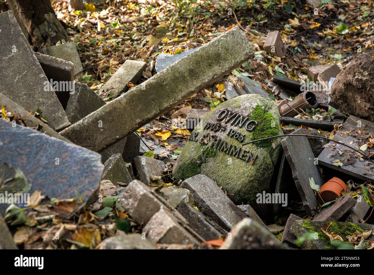 De vieilles pierres tombales de tombes dissoutes reposent sur un tas pour être jetées derrière un cimetière, Rhénanie du Nord-Westphalie, Allemagne. alte Grabsteine von aufgeloesten Banque D'Images