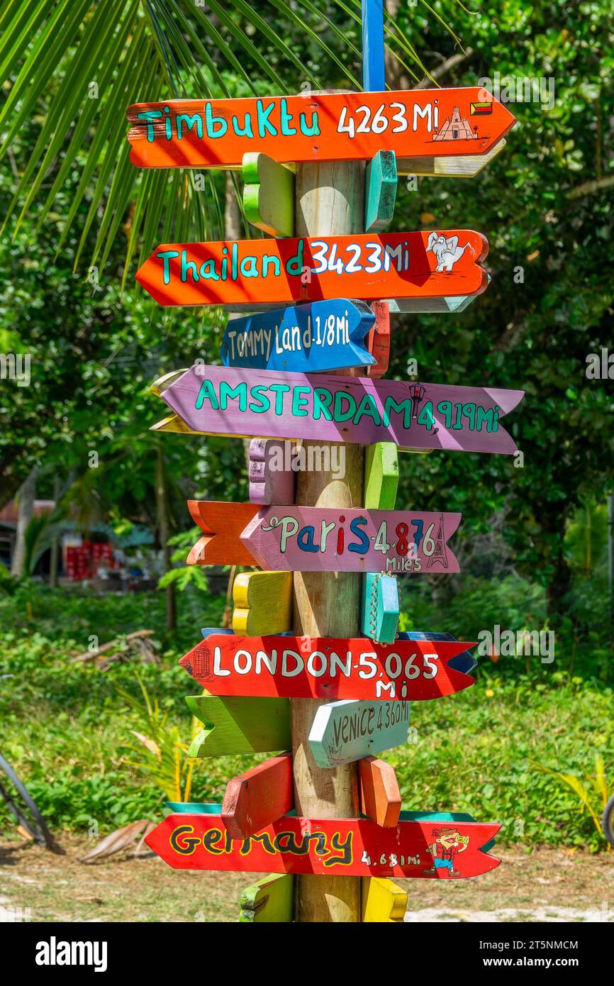 Panneaux de direction de voyage en bois colorés sur l'île de la Digue, Seychelles Banque D'Images