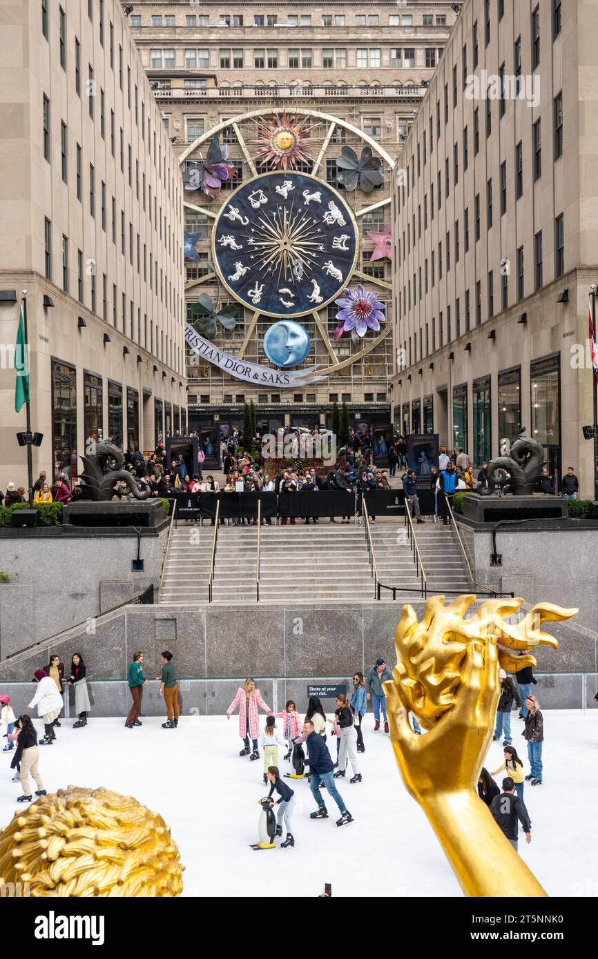 Rockefeller Center et Saks Fifth Avenue se préparent pour la saison des fêtes, 2023, New York, États-Unis Banque D'Images