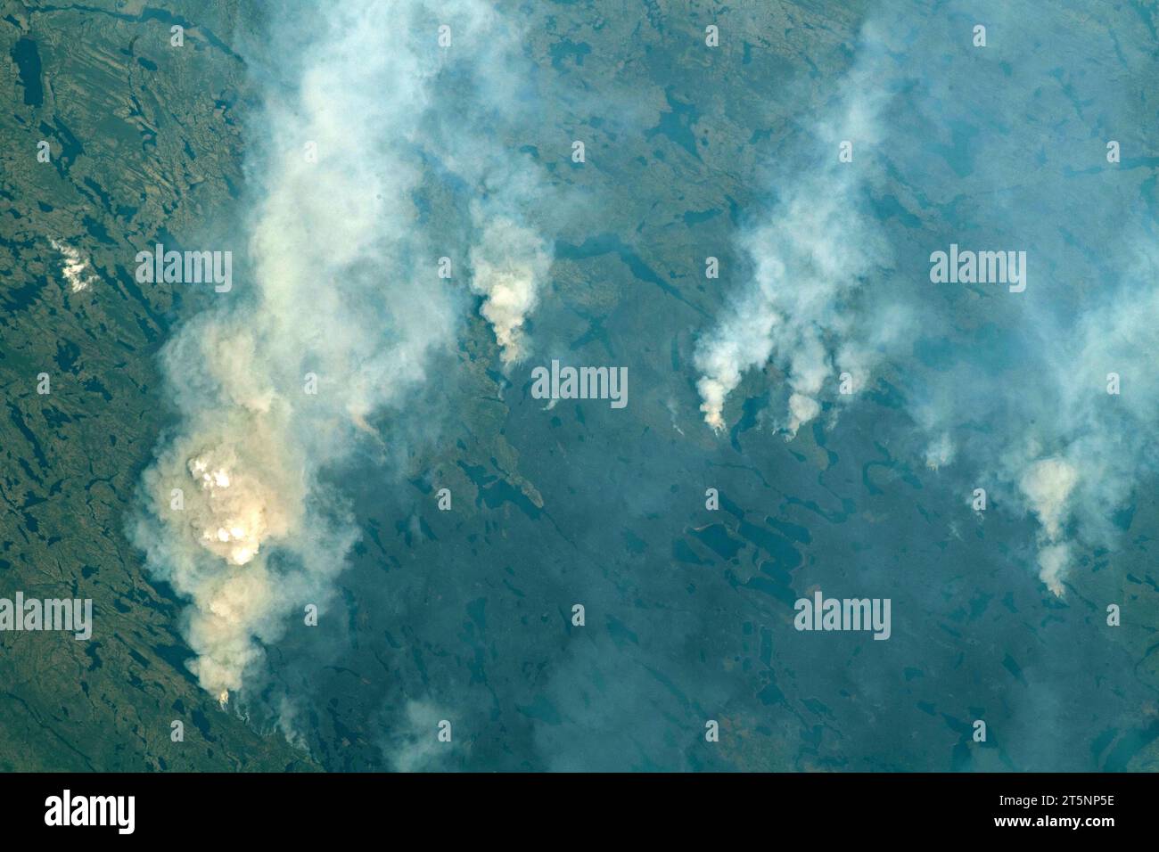 QUÉBEC, CANADA - 12 juin 2023 - des feux de forêt dans la province canadienne de Québec sont photographiés depuis la Station spatiale internationale alors qu'elle orbitait autour de 259 M. Banque D'Images