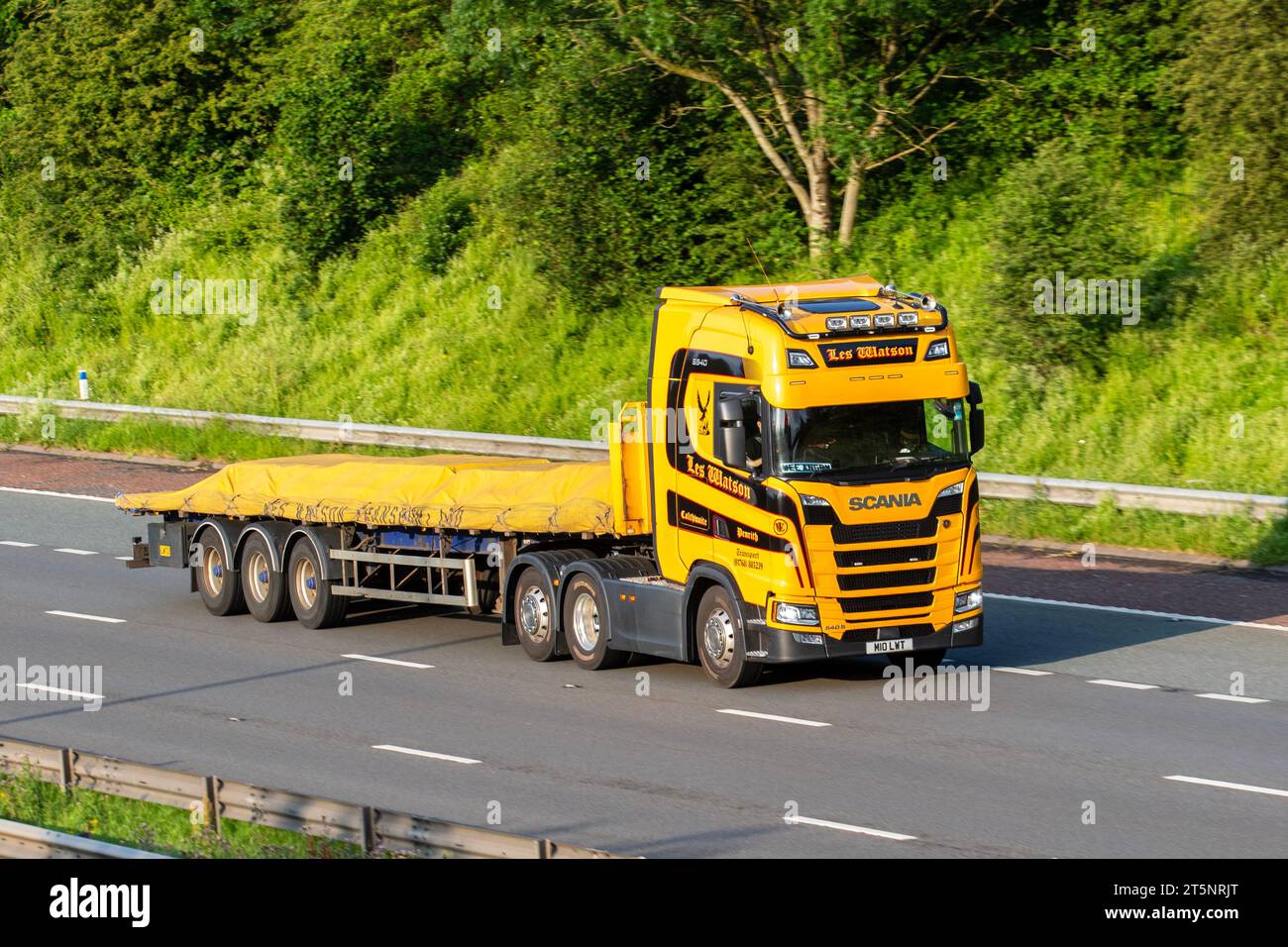 Les Watson transport Ltd Penrith, Yellow Scania 540S Trucks Diesel 12742 cc ; voyageant sur l'autoroute M6 dans le Grand Manchester, Royaume-Uni Banque D'Images