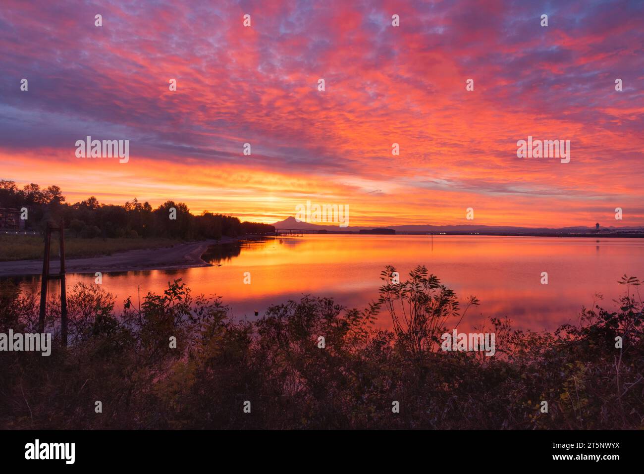 Ciel de lever du soleil aux couleurs vives et reflets des rives du fleuve Columbia avec vue sur le mont Hood, Oregon Banque D'Images