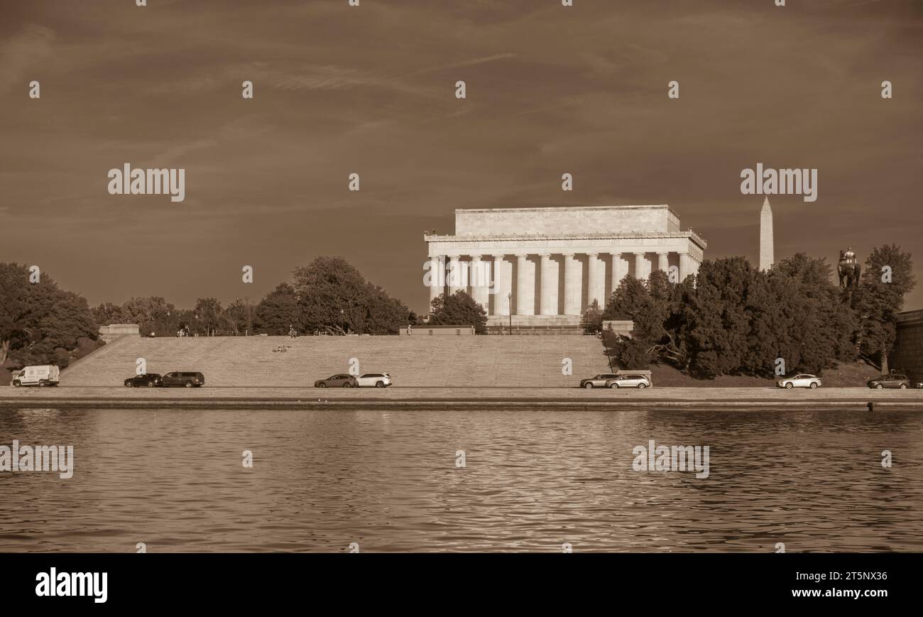 WASHINGTON, DC, États-Unis - Lincoln Memorial, Washington Monument sur le fleuve Potomac, et Watergate Stairs. Banque D'Images