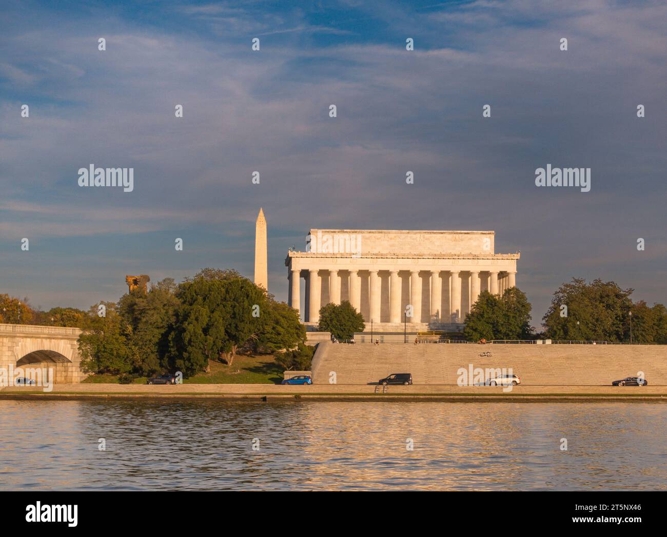 WASHINGTON, DC, États-Unis - Lincoln Memorial, Washington Monument sur le fleuve Potomac, et Watergate Stairs. Banque D'Images