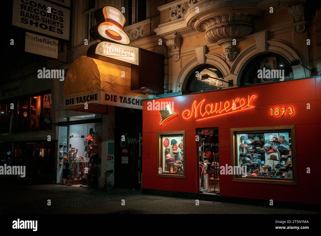 Frères et sœurs Mauerer chapeau boutique signe néon la nuit à Mariahilf, Vienne, Autriche Banque D'Images