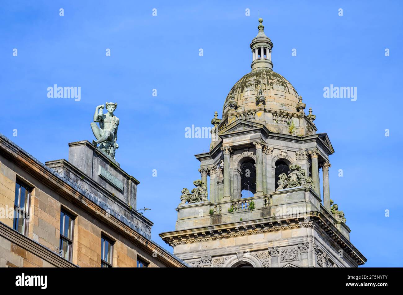 Découvrez les détails de Glasgow City Chambers avec la sculpture Mercurius au premier plan, Écosse, Royaume-Uni, Europe Banque D'Images
