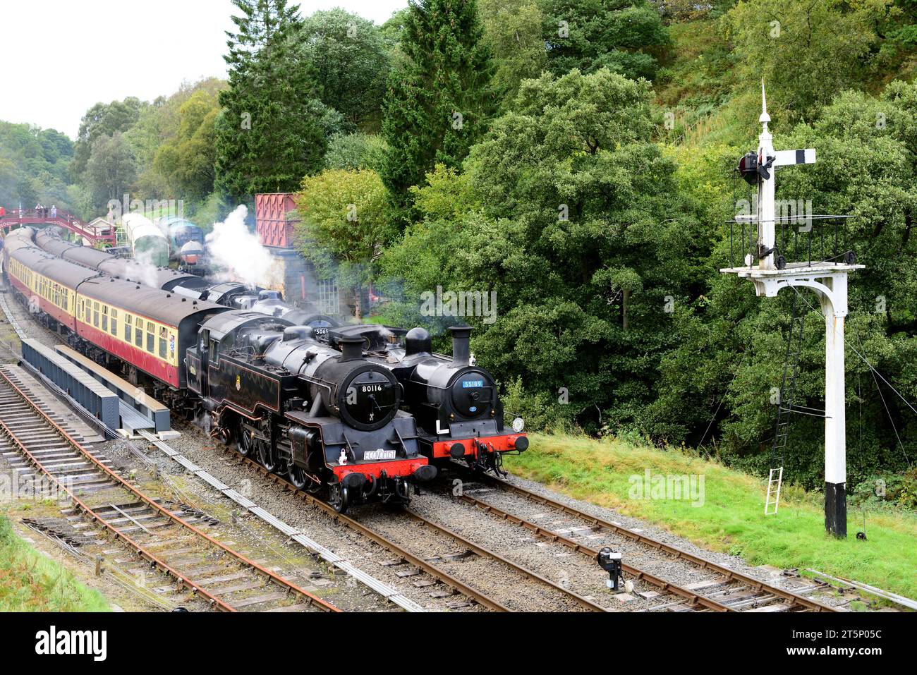 Action de train à vapeur à la gare de Goathland sur le North Yorkshire Moors Railway lors de son gala du 50e anniversaire. Banque D'Images