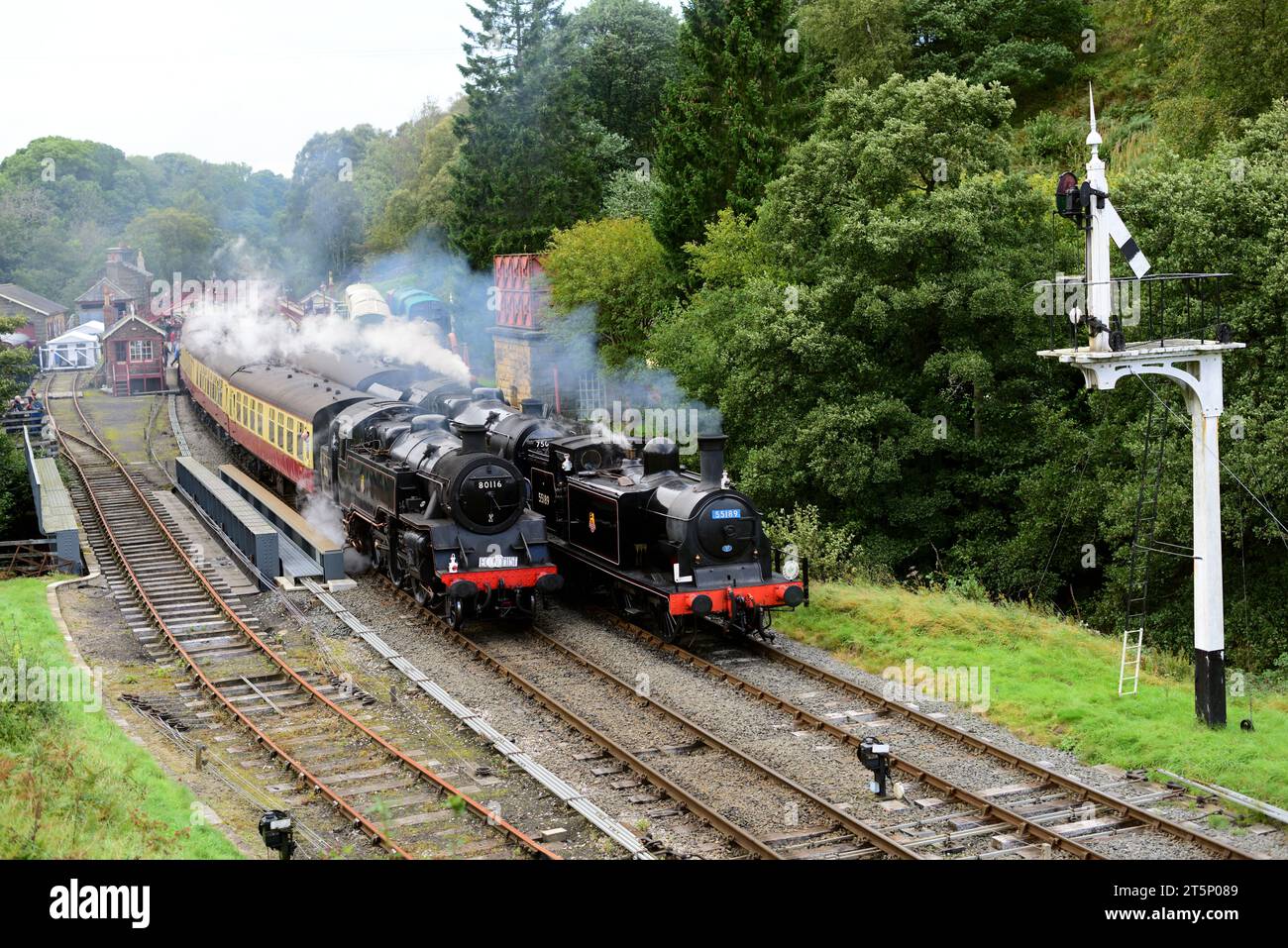 Action de train à vapeur à la gare de Goathland sur le North Yorkshire Moors Railway lors de son gala du 50e anniversaire. Banque D'Images