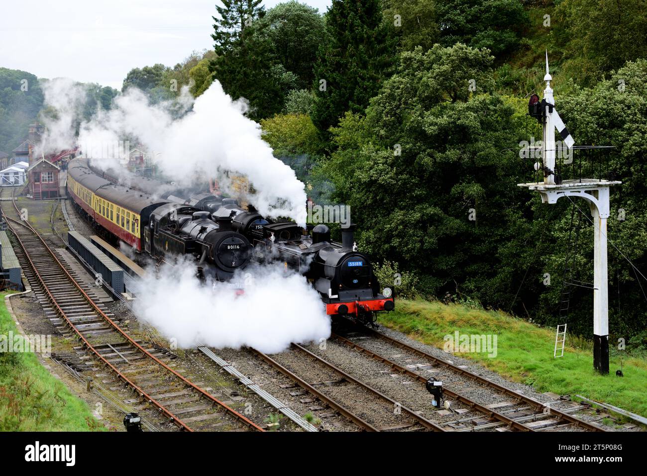 Action de train à vapeur à la gare de Goathland sur le North Yorkshire Moors Railway lors de son gala du 50e anniversaire. Banque D'Images