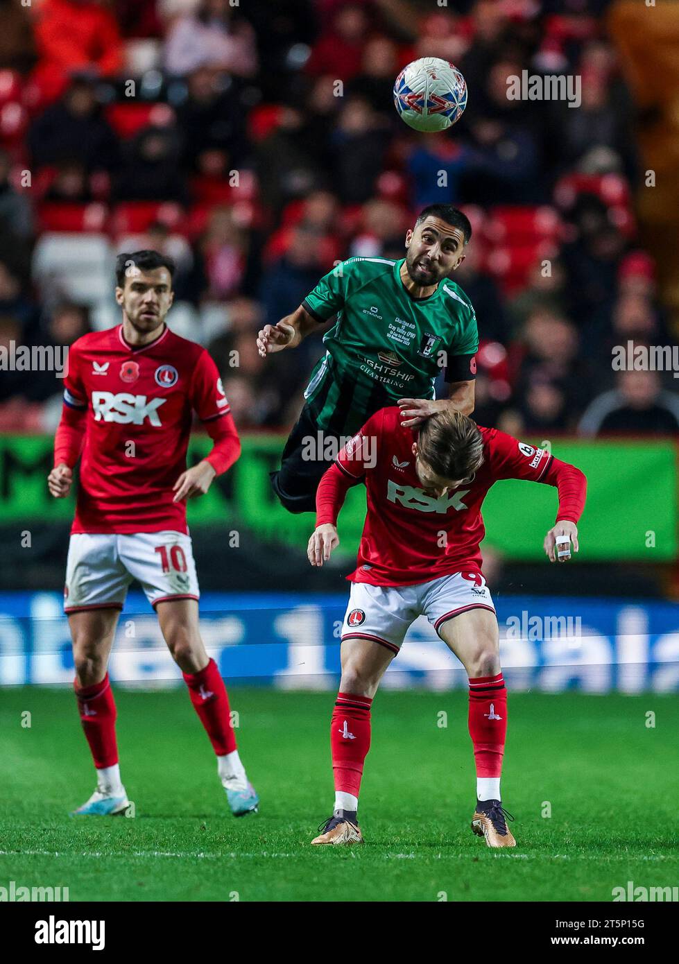 Barney Williams de Cray Valley et Alfie May de Charlton Athletic se disputent le ballon lors du match de premier tour de la coupe FA Emirates à The Valley, Londres. Date de la photo : dimanche 5 novembre 2023. Banque D'Images