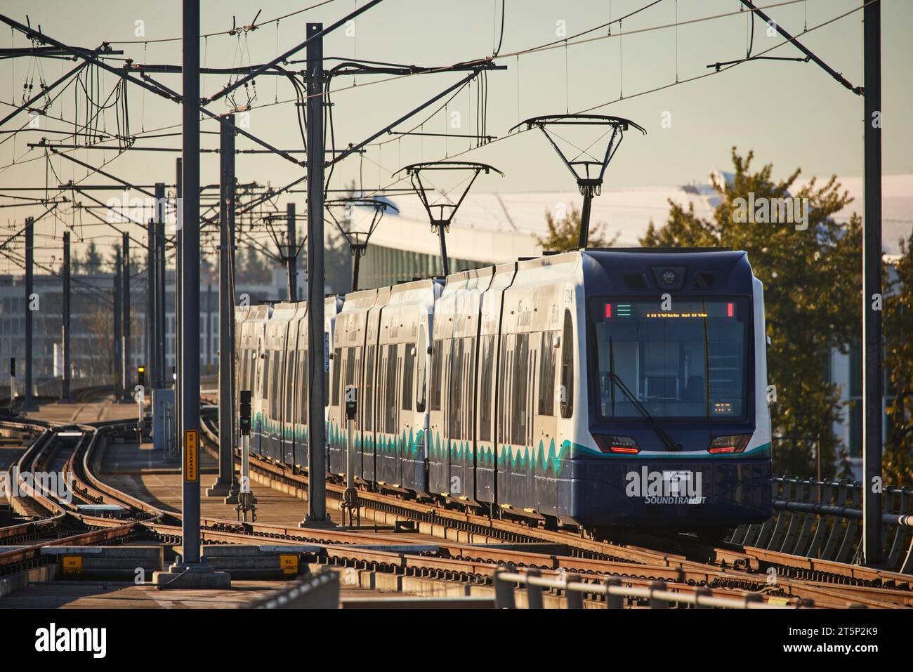 Reliez le train léger par Sound Transit en quittant la gare de l'aéroport international de Seattle Tacoma Banque D'Images