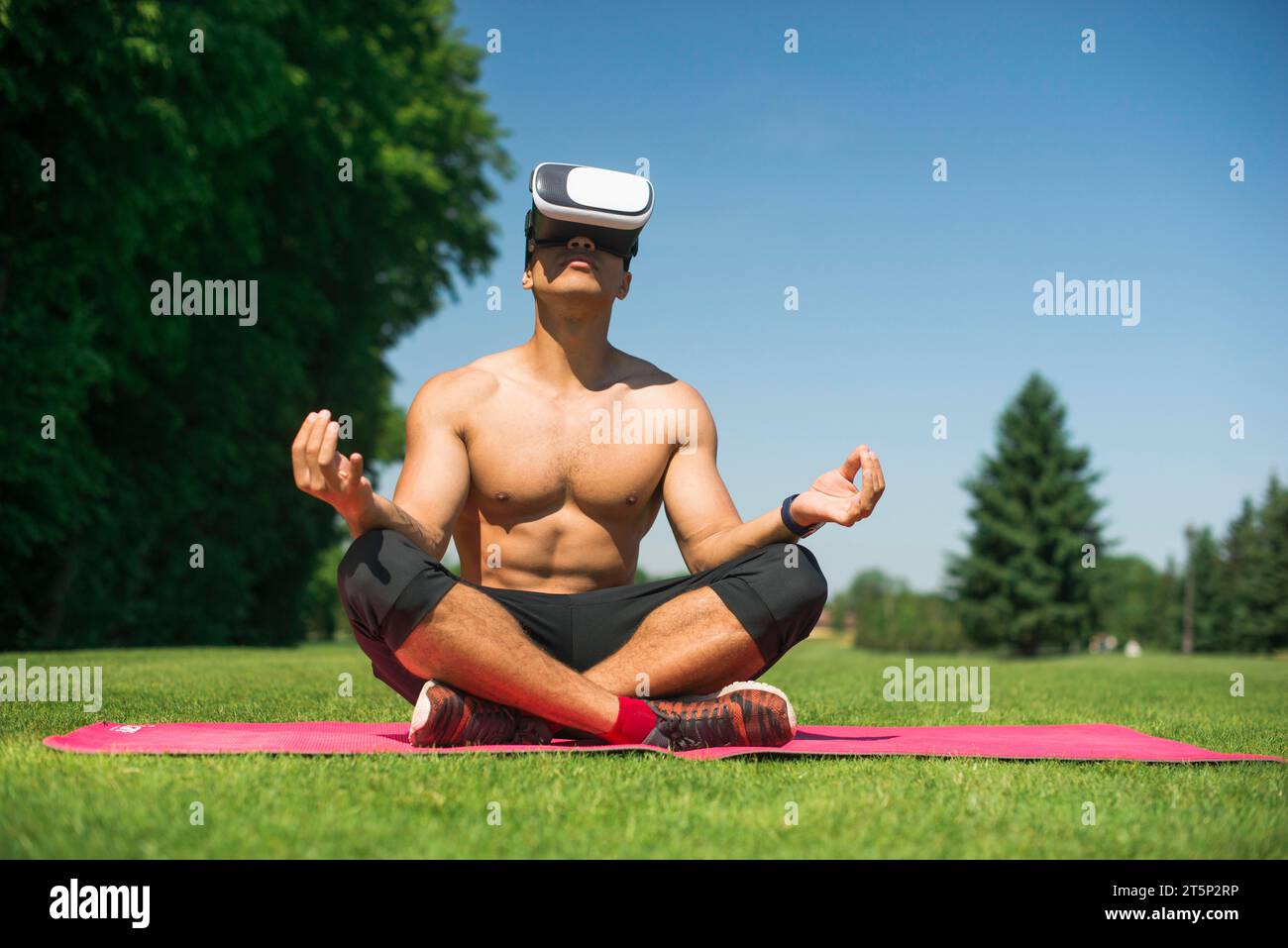 Homme sportif utilisant des lunettes de réalité virtuelle en plein air Banque D'Images