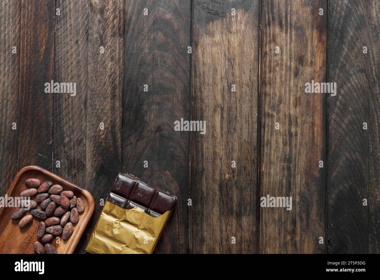 Fond en bois de barre de chocolat de fèves de cacao Banque D'Images
