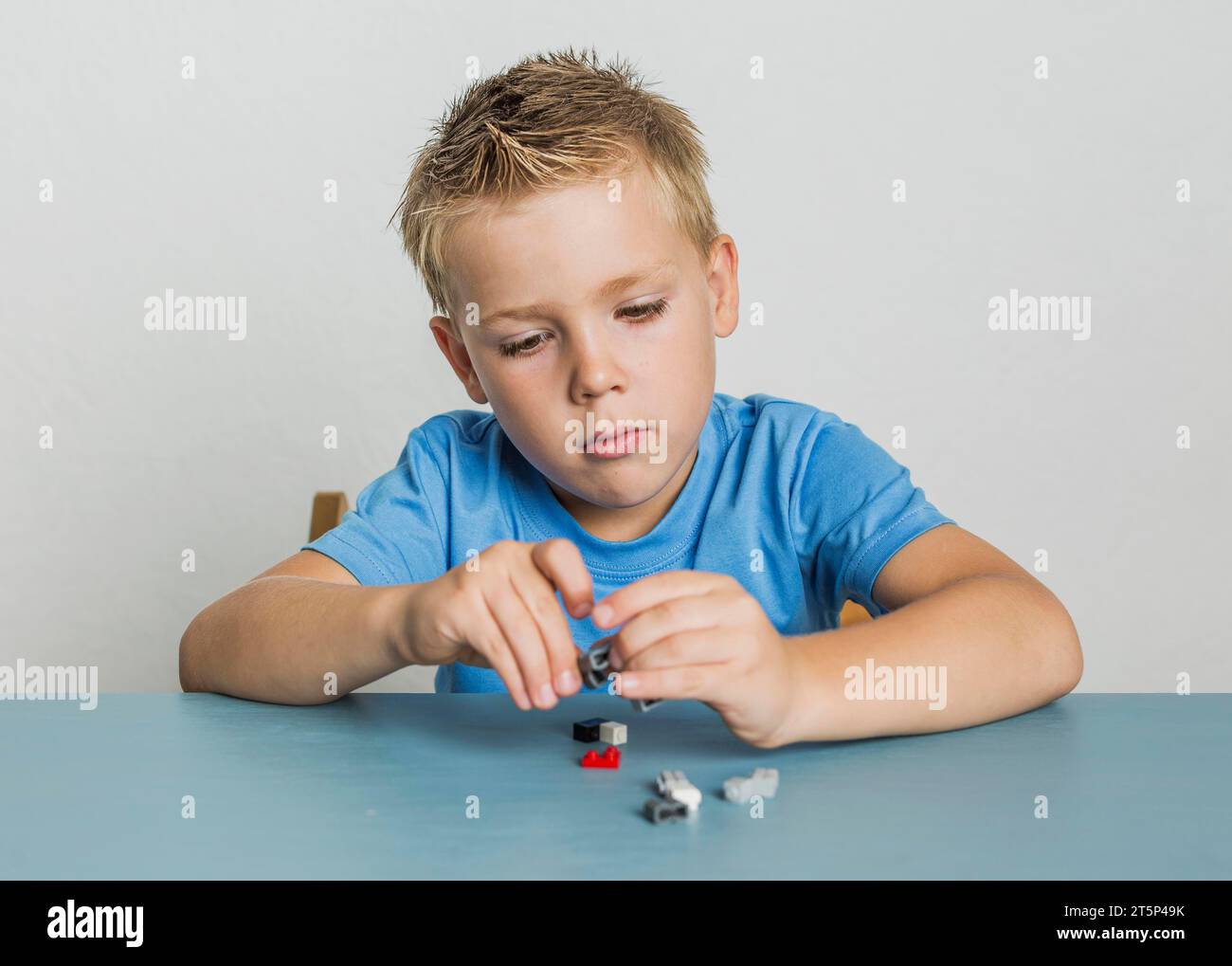Vue de face mignon enfant jouant avec lego Banque D'Images