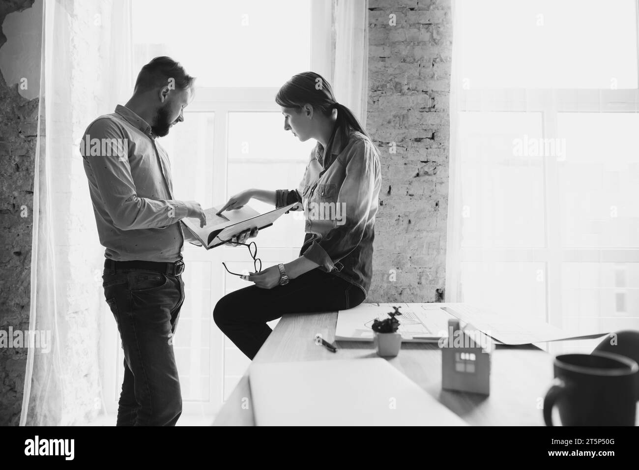 Collègues féminins masculins travaillant ensemble au bureau Banque D'Images