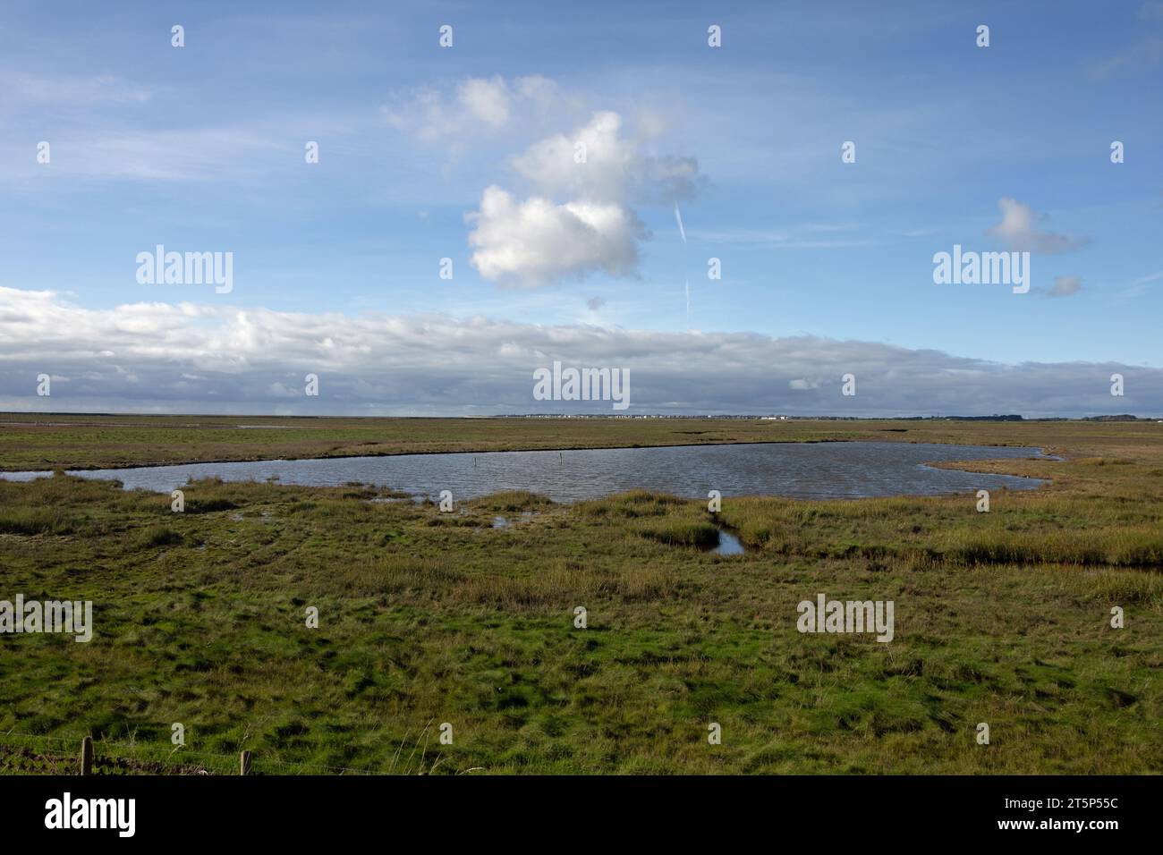 Vue sur Hesketh Out Marsh et l'estuaire de Ribble vers Lytham St Anne's Lancashire England Banque D'Images