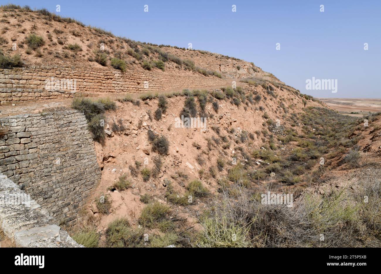 Azaila, Poblado Ibero del Cabezo de Alcala (Monumento Historico-Artistico).Rampe et fosse.Bajo Martin, Teruel, Aragon, Espagne. Banque D'Images