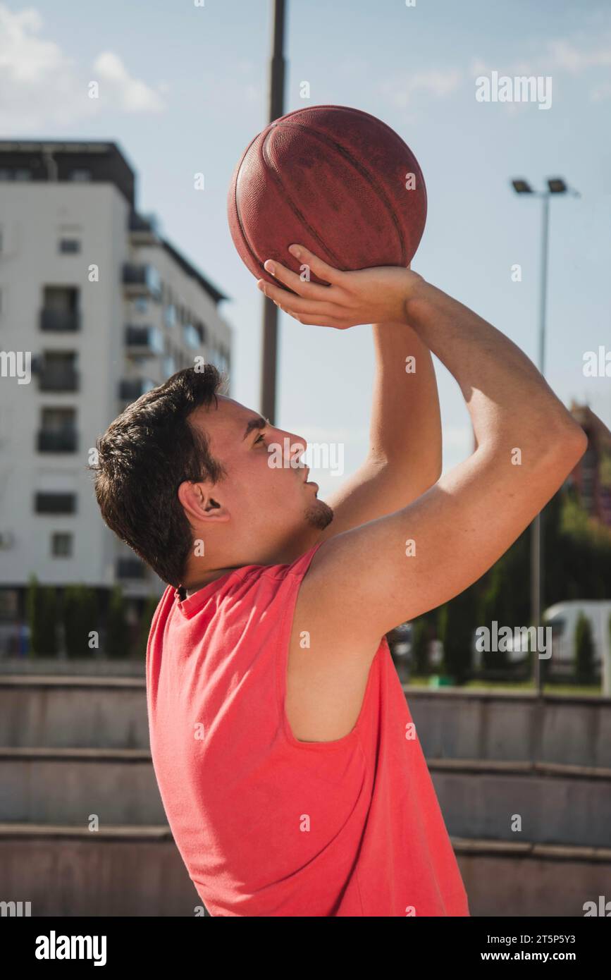 Joueur de basket-ball à vue latérale Banque D'Images