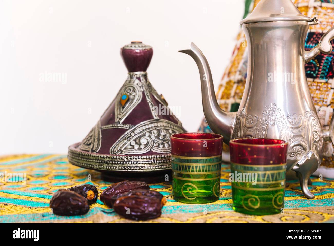 Concept Ramadan avec dates de service à thé Banque D'Images