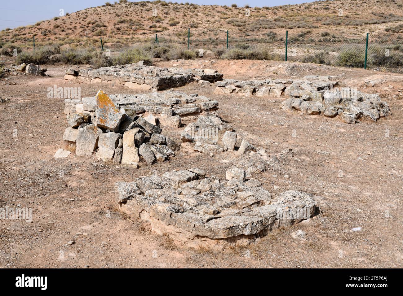 Azaila, culture urnfield (nécropole). En bas Poblado Ibero del Cabezo de Alcala (Monumento Historico-Artistico). Butte funéraire ibérique. Bajo Marti Banque D'Images