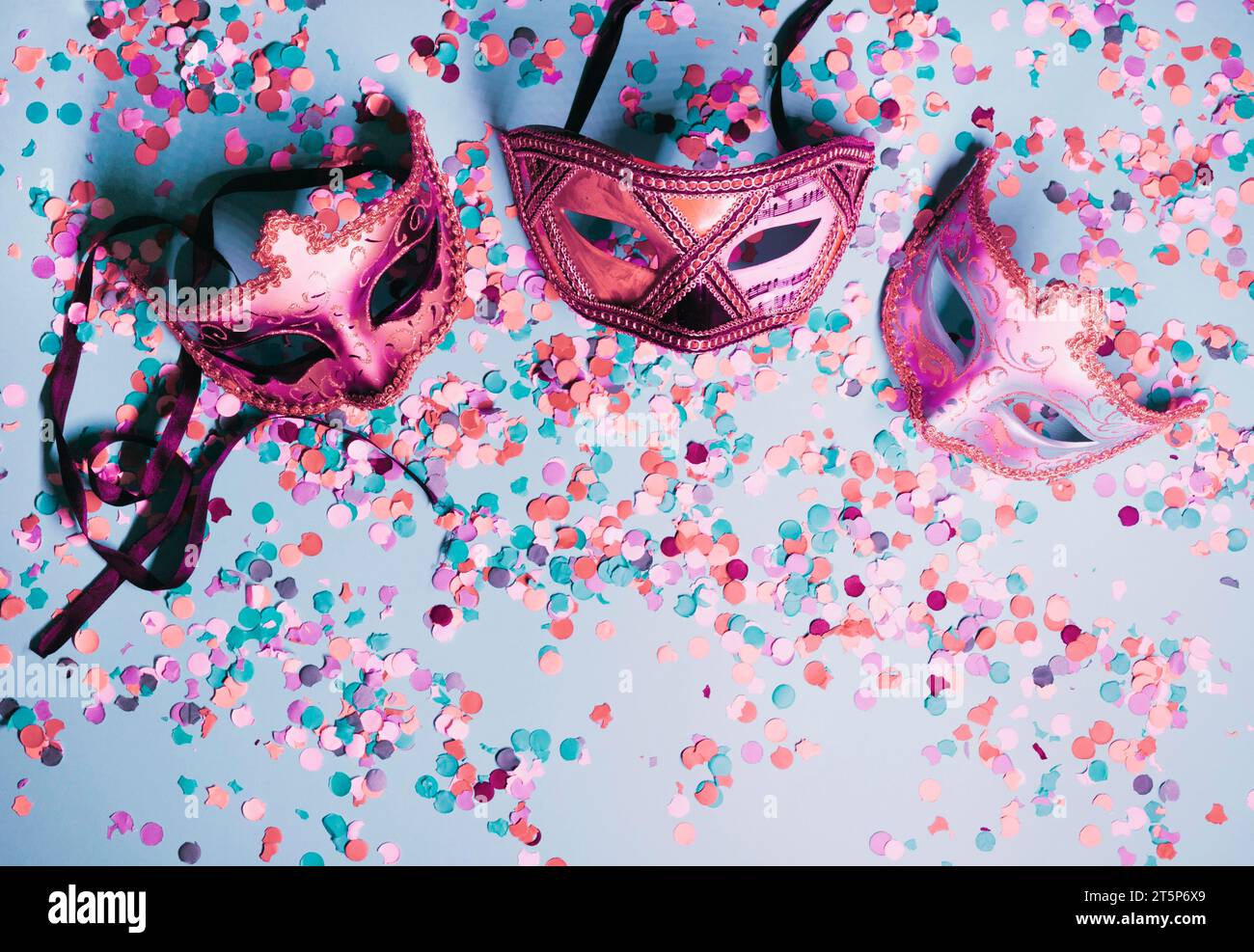 Masque pour les yeux de fête de variété avec fond bleu confettis coloré Banque D'Images