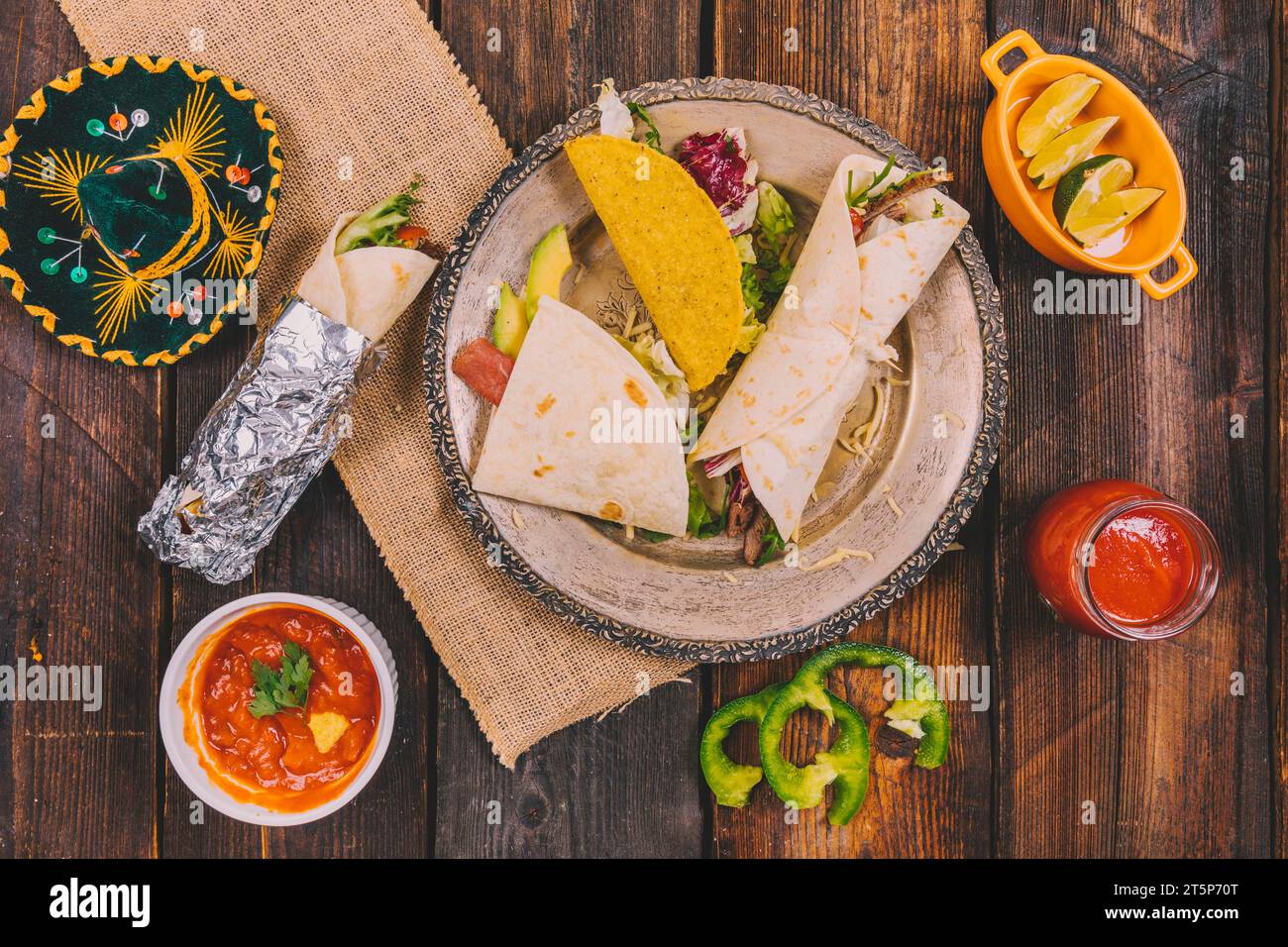 Variété cuisine mexicaine avec table en bois chapeau Banque D'Images