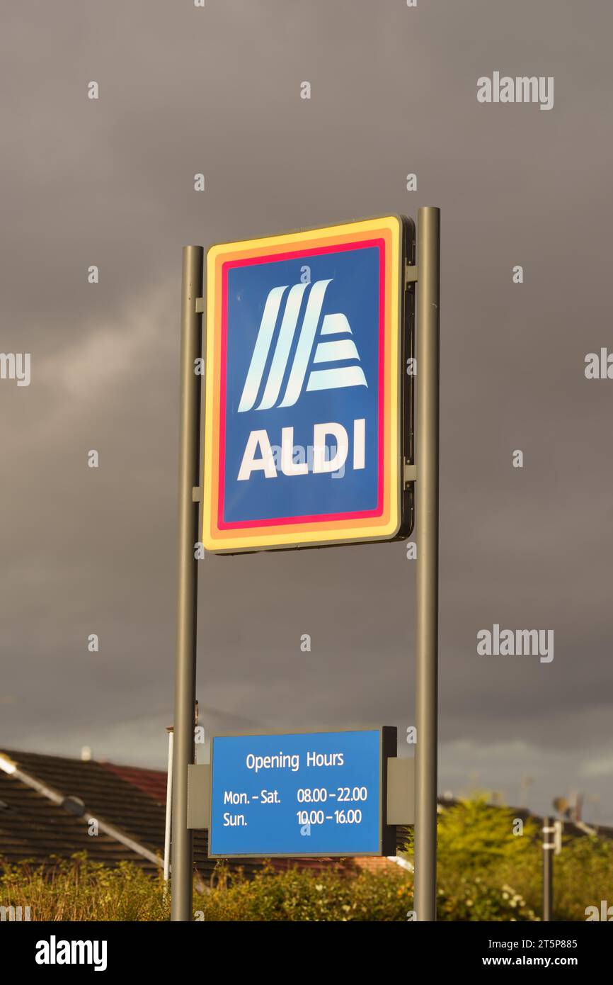 Enseigne du magasin Aldi. Ciel gris Banque D'Images