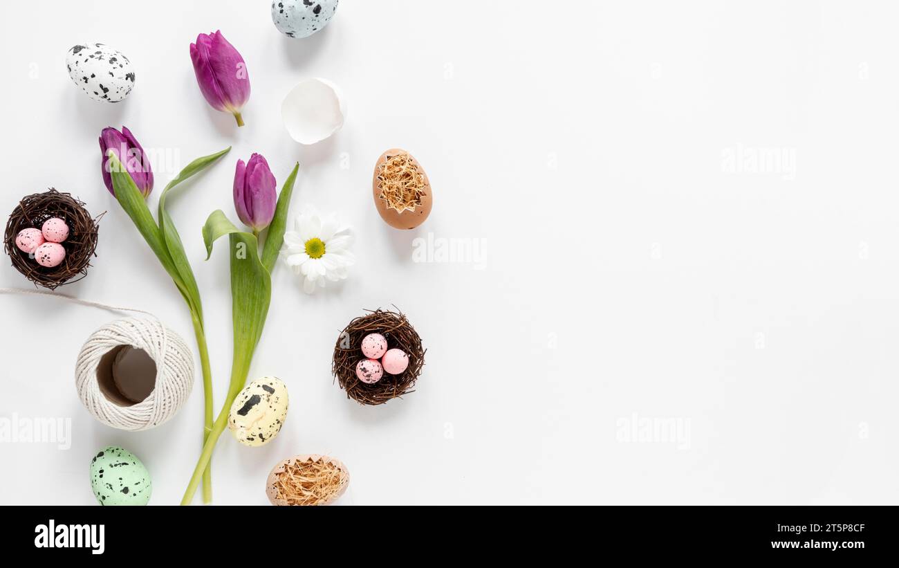 Panier de fleurs à plat avec des œufs Banque D'Images