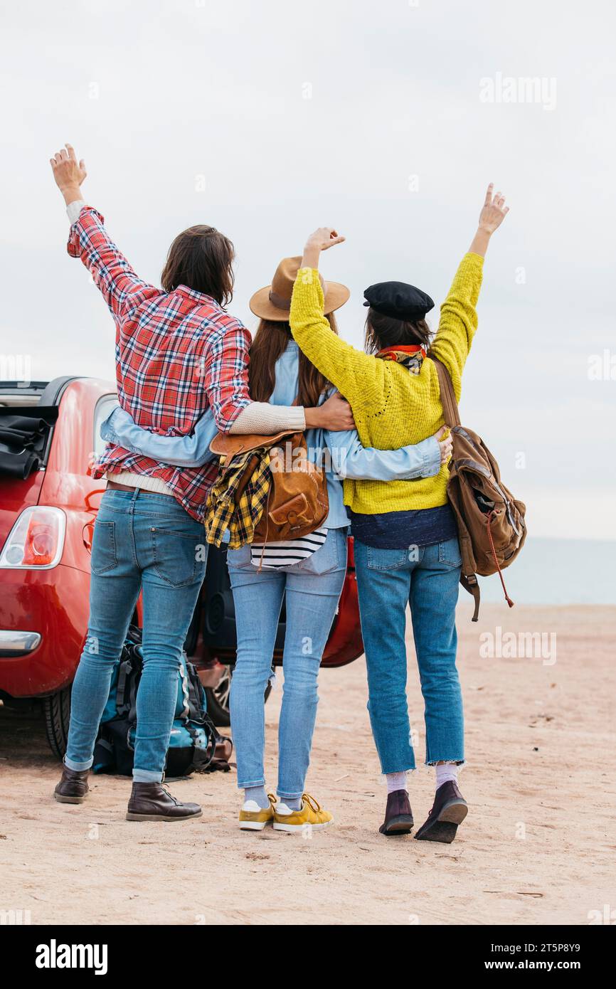 Homme femmes embrassant près de la plage de mer de voiture Banque D'Images