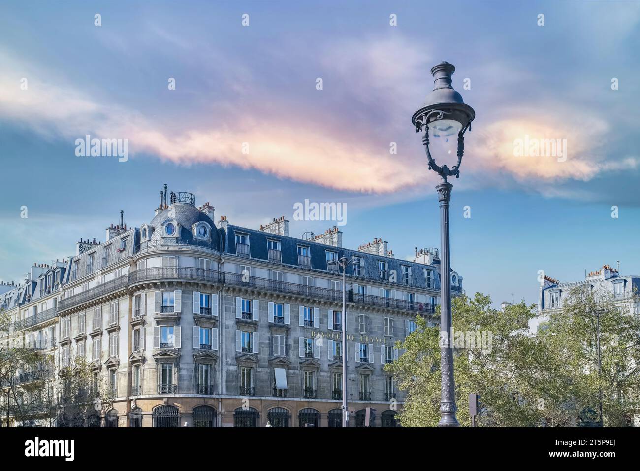 Paris, bâtiments anciens à Bastille, façades typiques, vue depuis le jardin public Banque D'Images